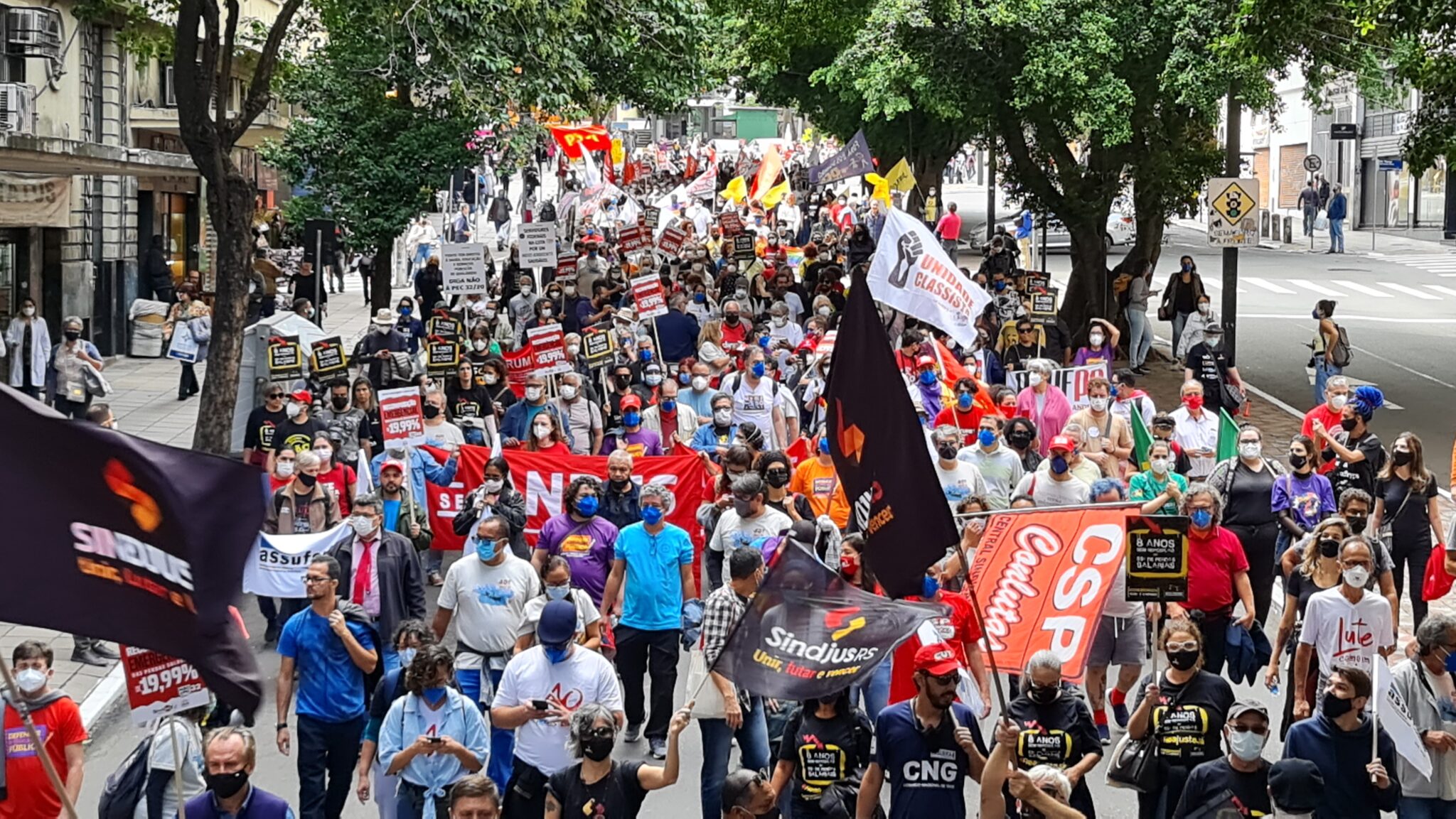 Luta por reposição salarial emergencial une servidores e toma as ruas de Porto Alegre
