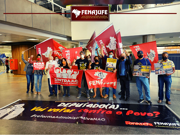 Servidores continuam mobilização contra a PEC 32 no aeroporto de Brasília