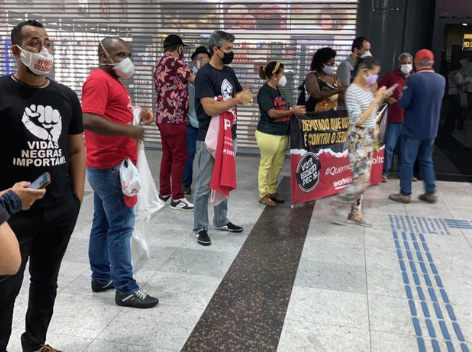Sintrajuf-PE participa de blitz no aeroporto para cobrar deputados o voto contra a PEC32