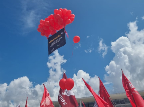 Servidores realizam ato simbólico na Praça dos Três Poderes em Brasília; acompanhe