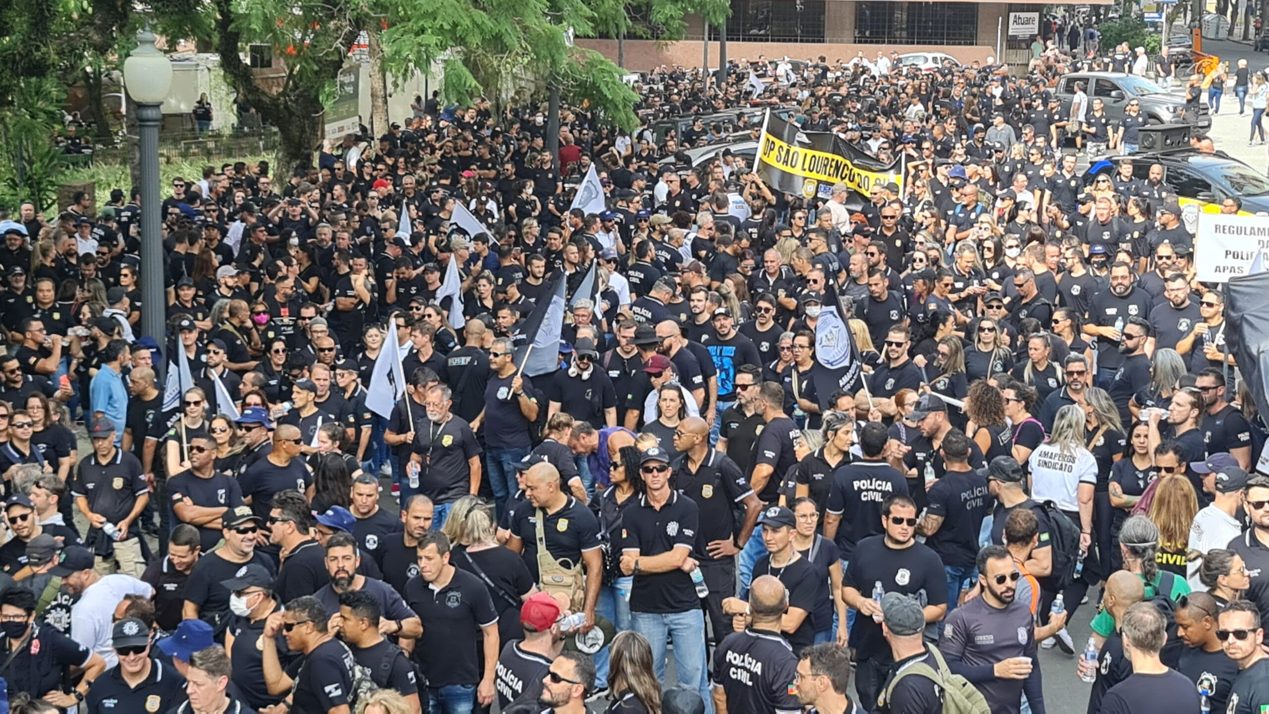 Categorias da Justiça e da segurança em campanha salarial levam mais de 4 mil servidores às ruas e exigem que Eduardo Leite atenda às reivindicações