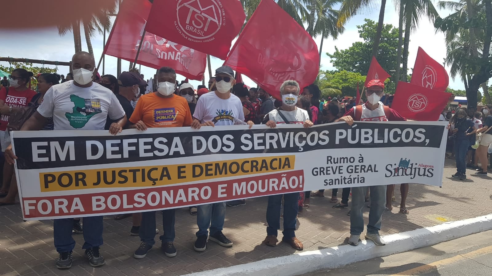 Servidores realizam ato nacional em frente à residência do Arthur Lira em Alagoas