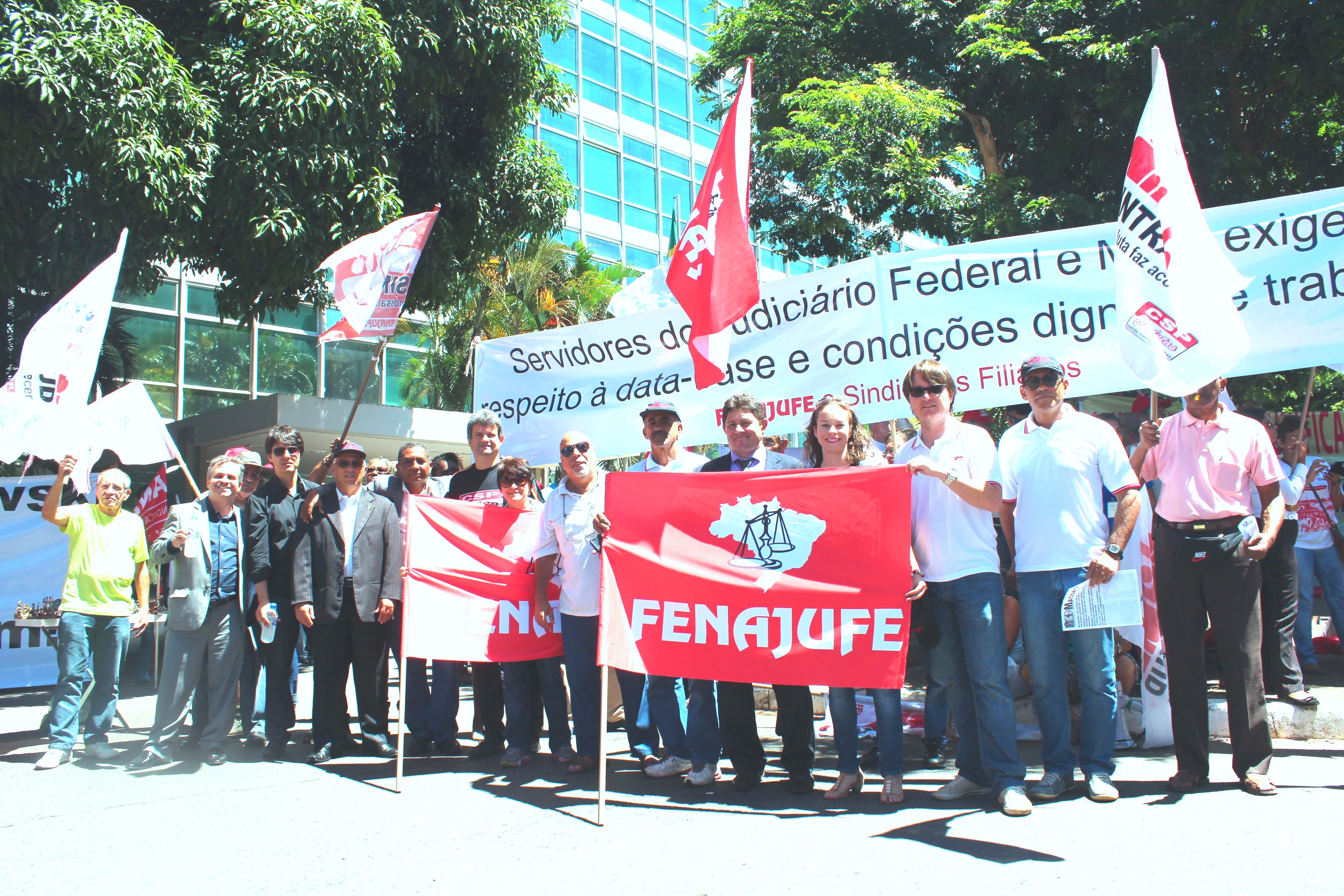 Diretores da Fenajufe durante ato nacional de lançamento da campanha salarial dos SPFs 2015, em frente ao MPOG