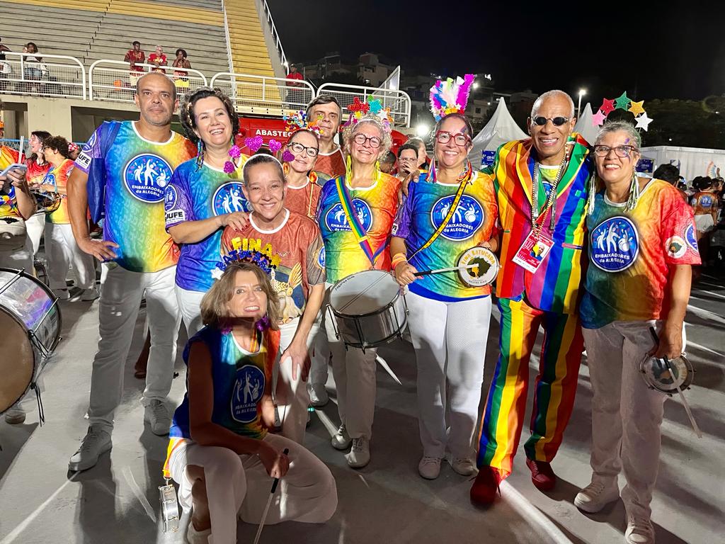 Sisejufe participa do desfile da Embaixadores da Alegria, primeira escola de samba do país com acesso aberto a pessoas com deficiência