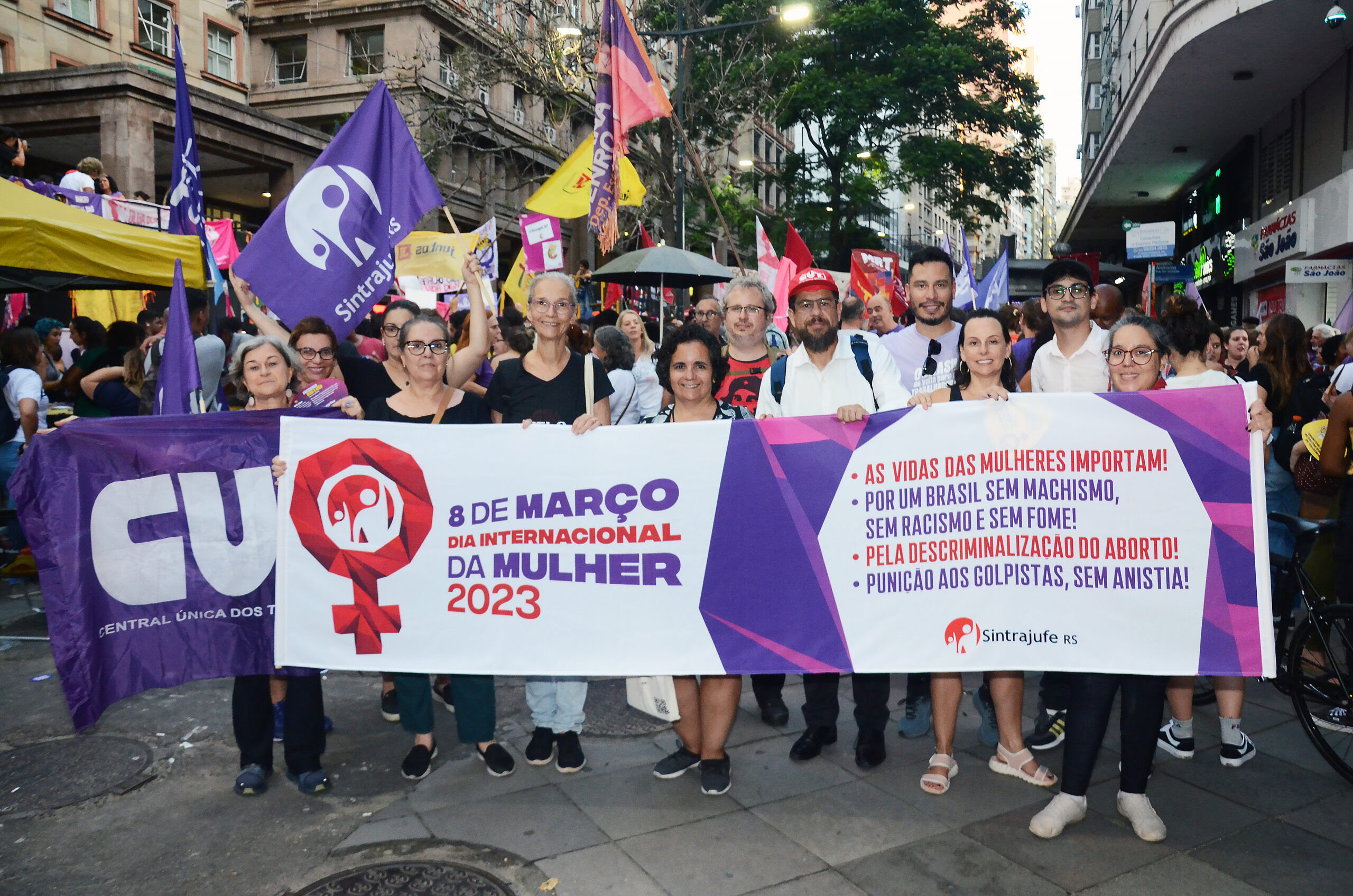 Sintrajufe/RS participa de atividades do 8 de Março em Porto Alegre; ato repudia violência e defende a vida e os direitos das mulheres