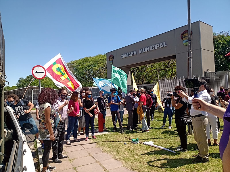 Sintrajufe/RS participa de ato de repúdio ao fascismo e ao racismo, em frente à Câmara de Vereadores de Porto Alegre