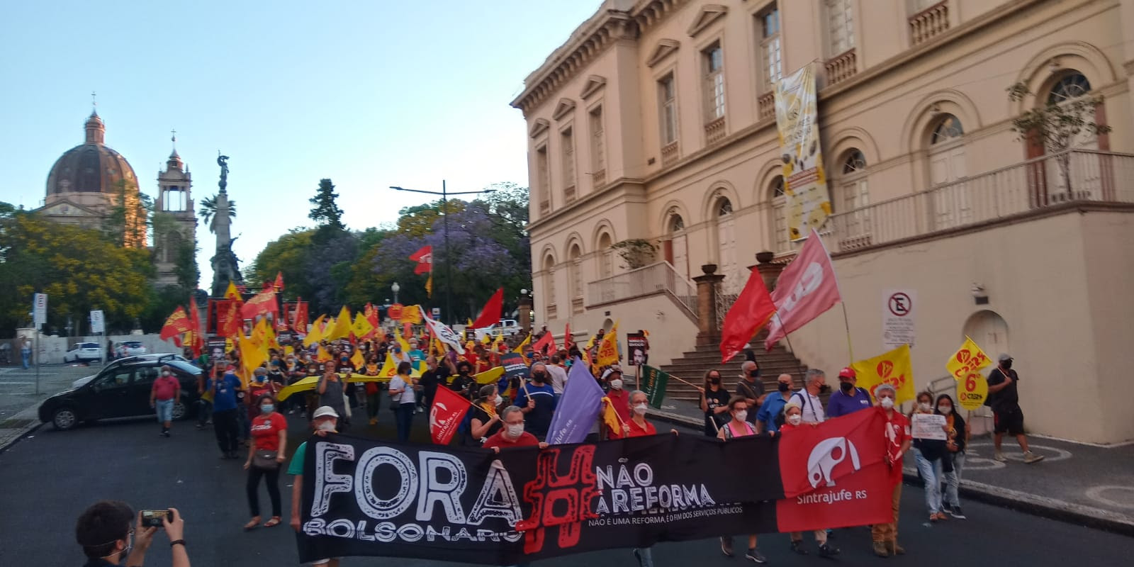 Com PEC 32 na pauta, ato do Dia do Servidor Público em Porto Alegre reuniu trabalhadores e trabalhadoras das três esferas do funcionalismo