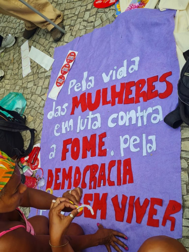 Servidoras do Judiciário Federal do RJ se unem a outras mulheres por democracia e contra a violência, no 8 de Março