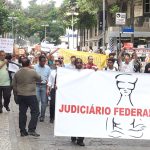 Servidores do Judiciário e do MPU, em ato no Rio, forçam Dilma a entrar escondida no Theatro Municipal