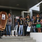Servidores do Piauí fazem enterro simbólico de Dilma e Ayres Britto e rejeitam proposta do STF