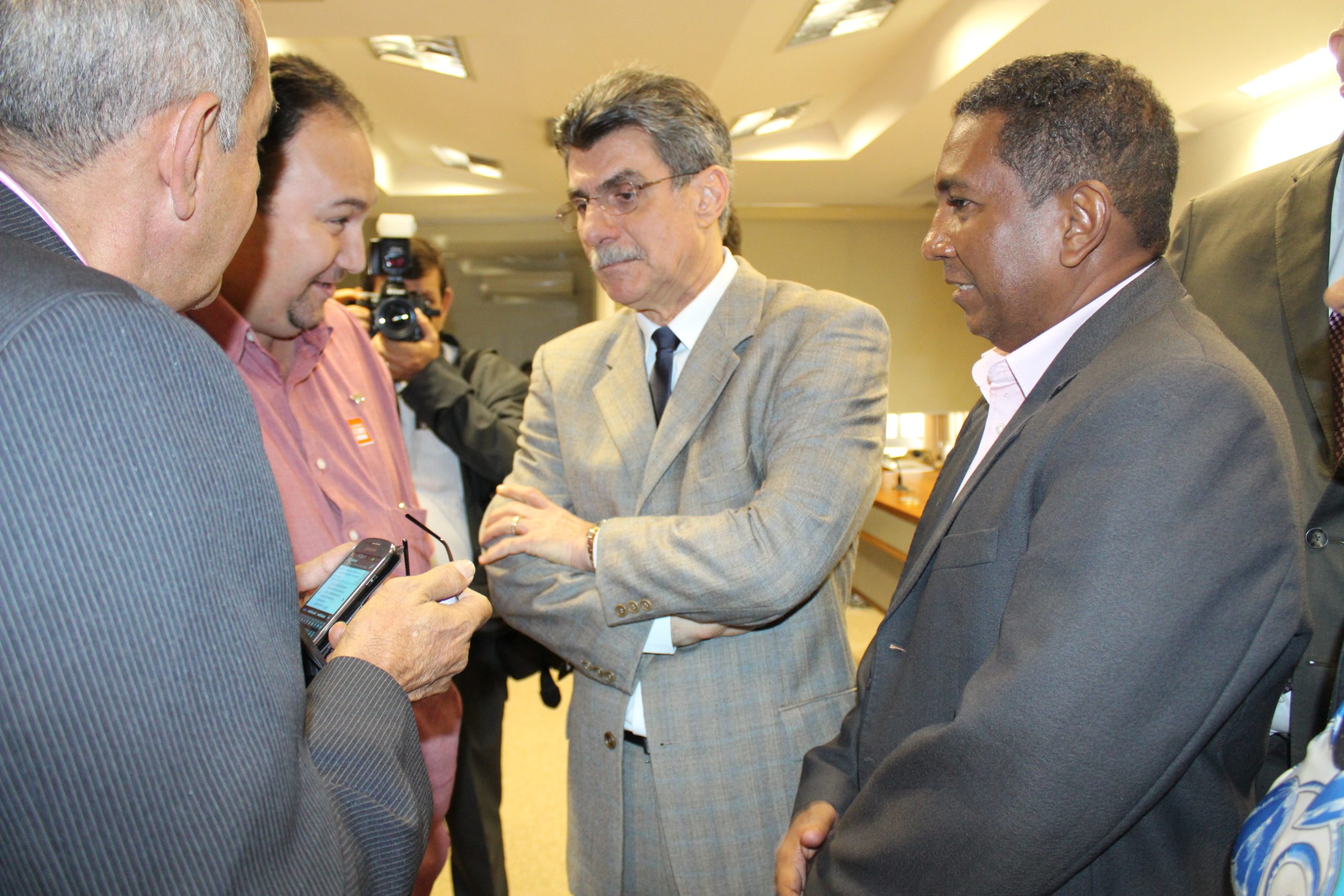 Congresso ameaça direito de greve de servidores com projeto que será analisado por comissão mista na quinta-feira (07/11). Presença de servidores será fundamental para barrar votação.