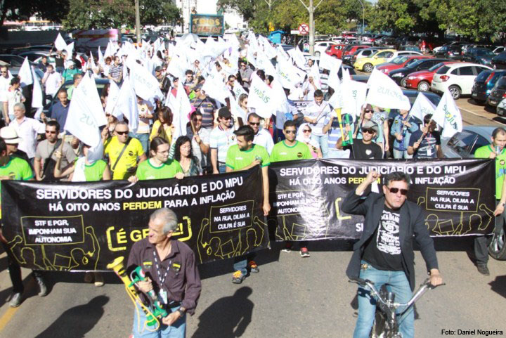 Ato no TJDFT/TRE contagia servidores e fortalece greve no Distrito Federal