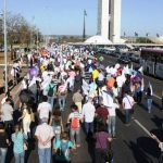 Servidores do DF marcham pela Esplanada e protestam em frente ao Palácio do Planalto