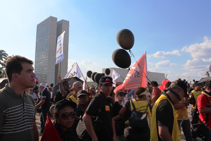 Em ato durante posse do presidente do STF, servidores criticam o governo e cobram autonomia financeira do Judiciário e reposição salarial