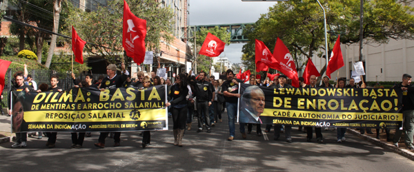 Após grande ato público, servidores do Judiciário Federal do RS aprovam continuidade da greve por reposição salarial