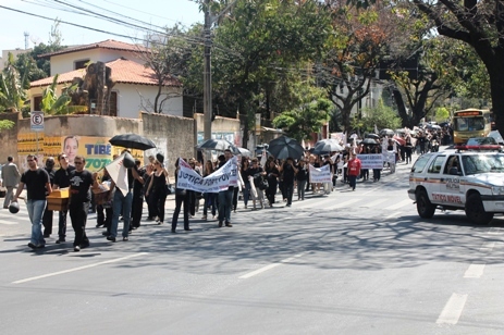 Apagão do Judiciário em MG: Servidores marcham por Belo Horizonte e “enterram” presidente Dilma por seus abusos