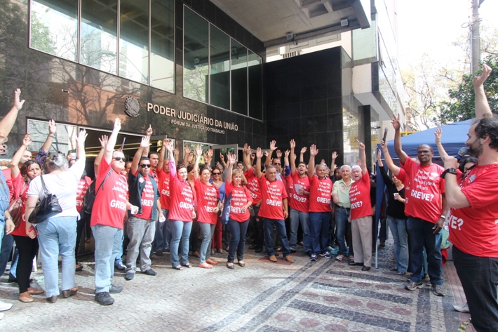 Luta pela revisão salarial vai até o fim em MG: Greve continua firme, forte e ganhando mais e mais adesões em toda a categoria