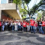 Greve continua em MG: reunidos no TRT, servidores se organizam para novo ato segunda-feira e mais arrastões nos prédios
