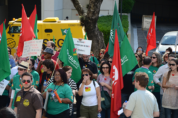 Por valorização e respeito, ato público e caminhada unem servidores dos judiciários Federal e Estadual no RS