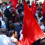 Por reposição salarial e valorização, servidores do Judiciário Federal do RS protestam em frente ao Anexo da JE