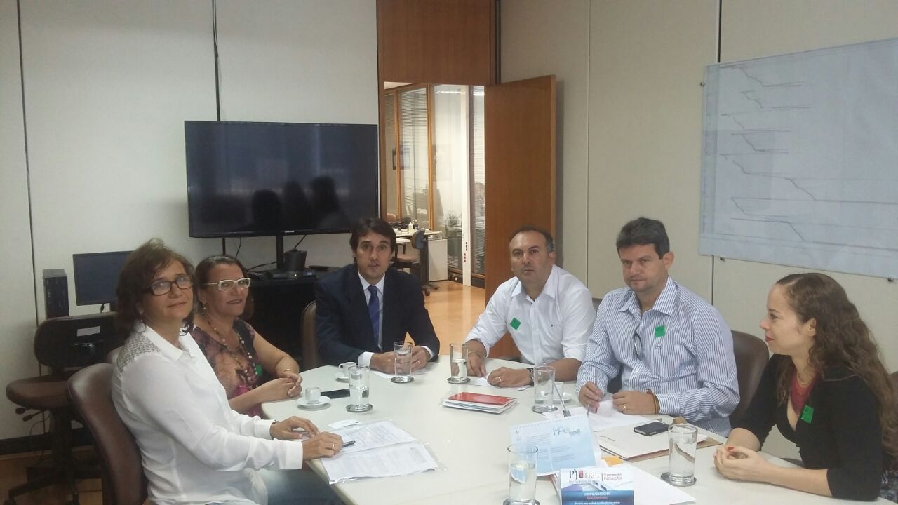 Coordenador geral do SITRAEMG e diretores de outros Sindicados e da Fenajufe reúnem-se com o DG do TRF-1