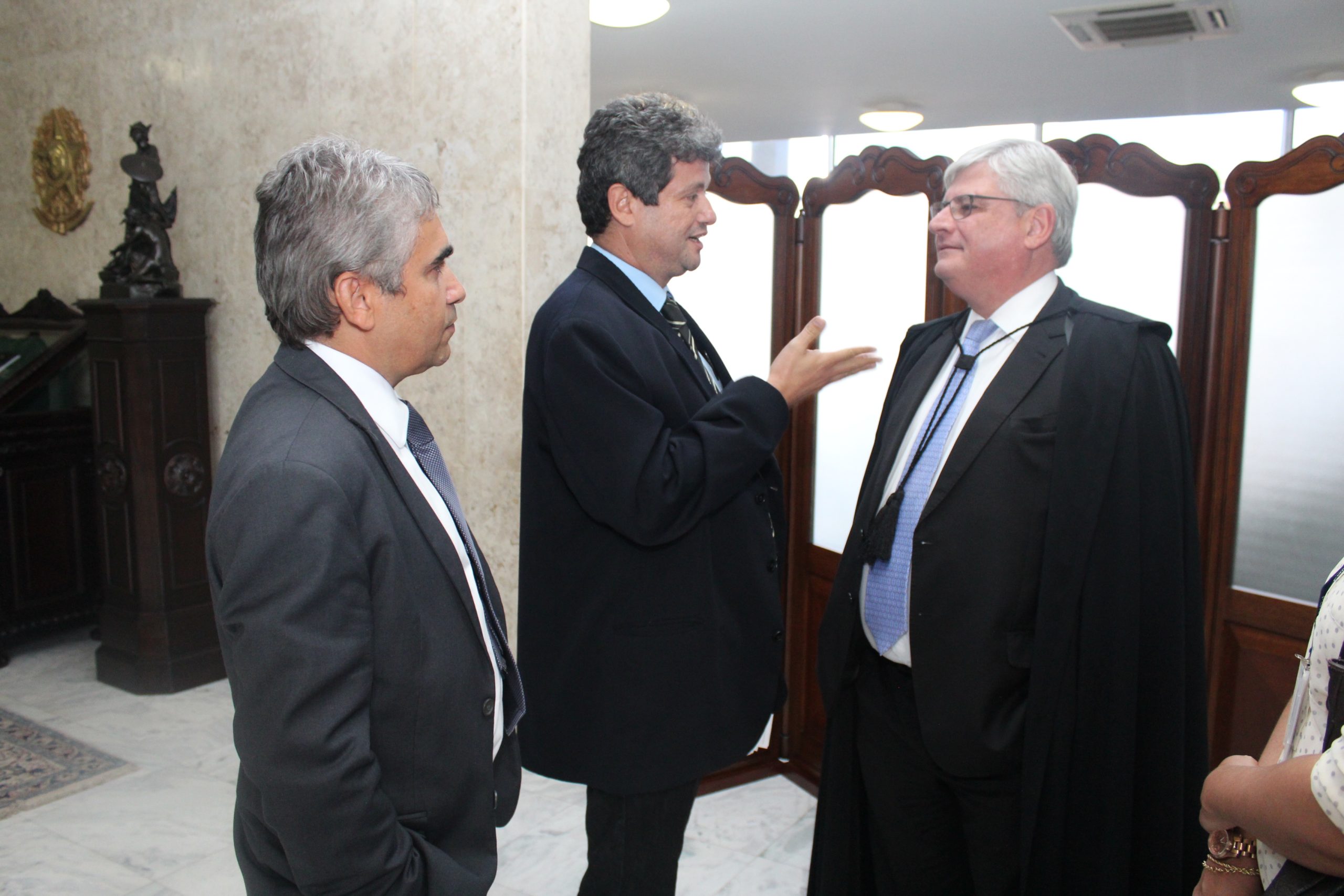 Fenajufe reúne-se com procurador-geral da República, Rodrigo Janot, para tratar de inclusão orçamentária dos projetos de revisão salarial