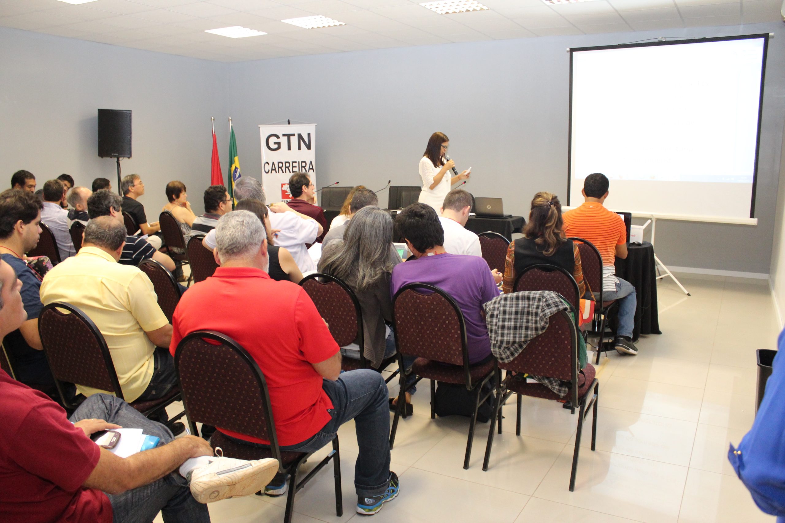Fenajufe e sindicatos de base retomam debate sobre diretrizes de carreira em encontro nacional