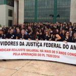 Em Macapá, categoria faz manifestação em favor da revisão salarial