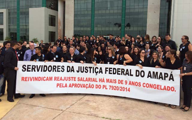 Em Macapá, categoria faz manifestação em favor da revisão salarial