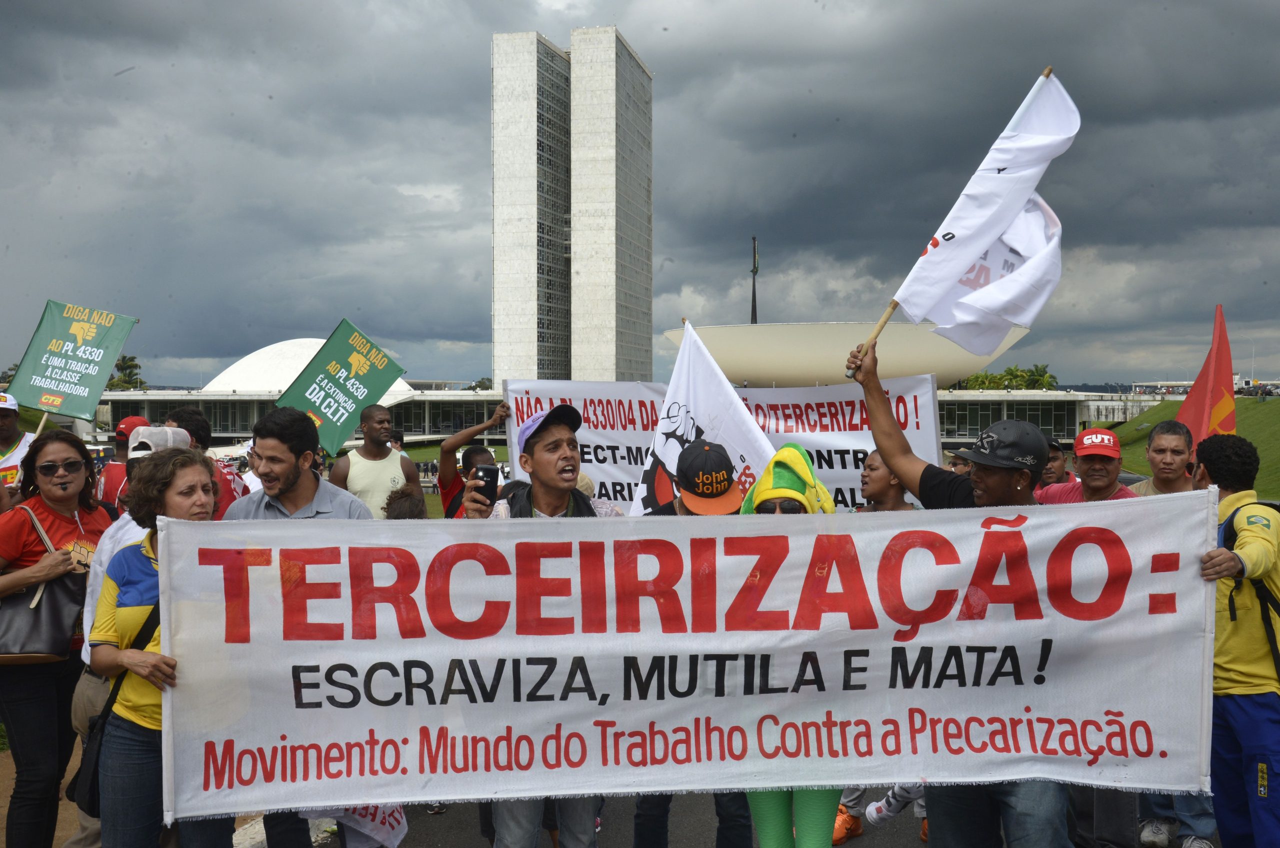 Dia 15/4 é dia de lutar contra a precarização do trabalho