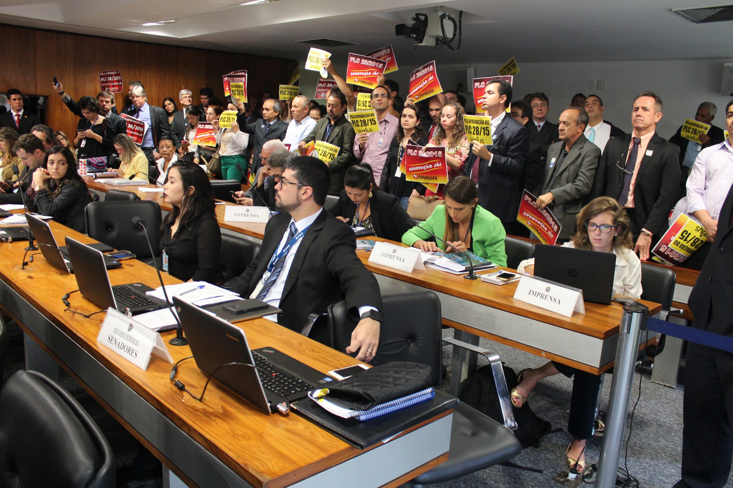 Governo pede vista e adia votação do PLC 28 na CCJ do Senado