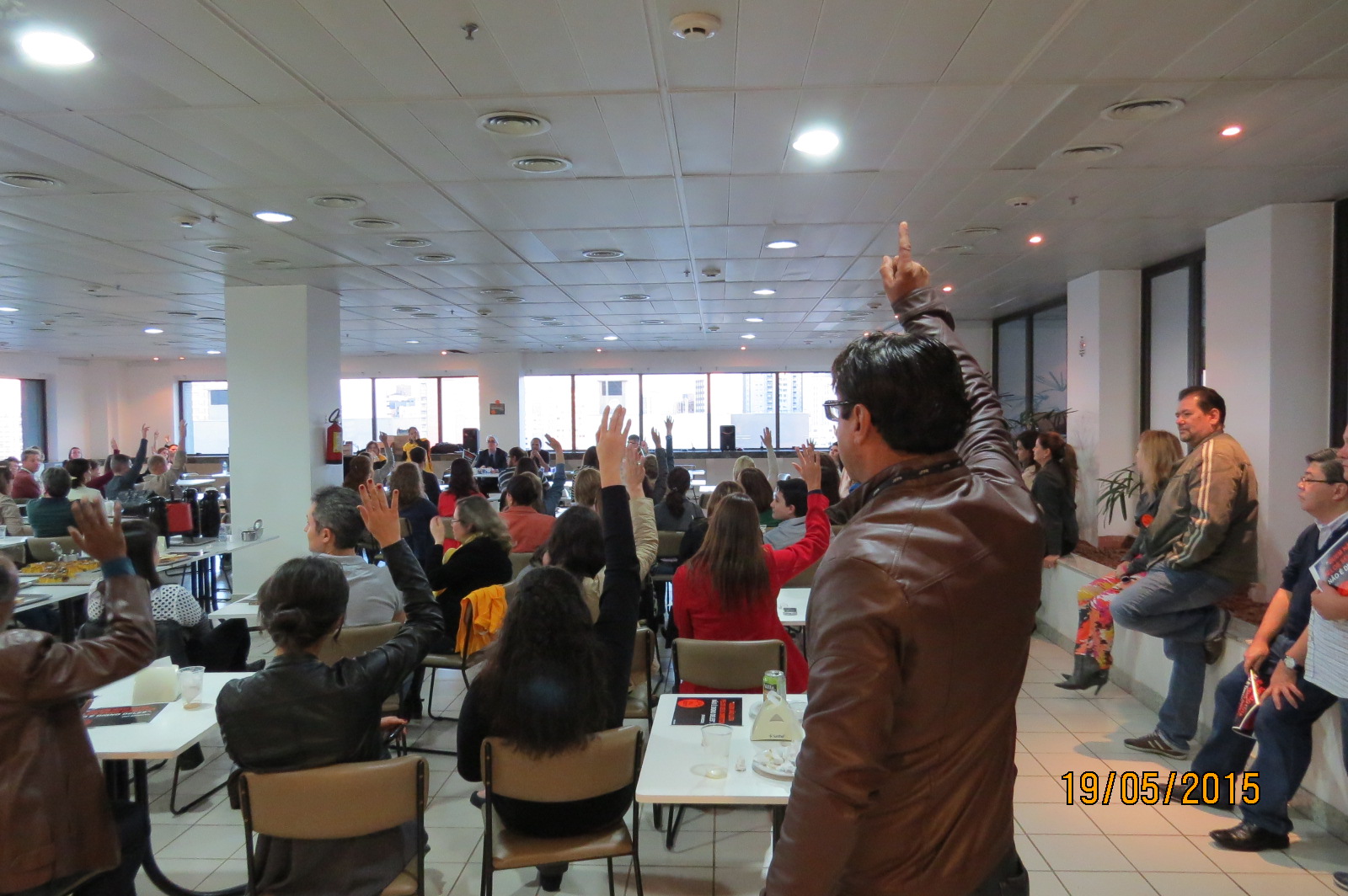 Servidores do Paraná aprovam greve por tempo indeterminado a partir do dia 25