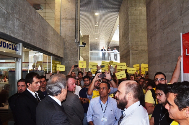 Servidores têm de lutar por reajuste, diz Lewandowski