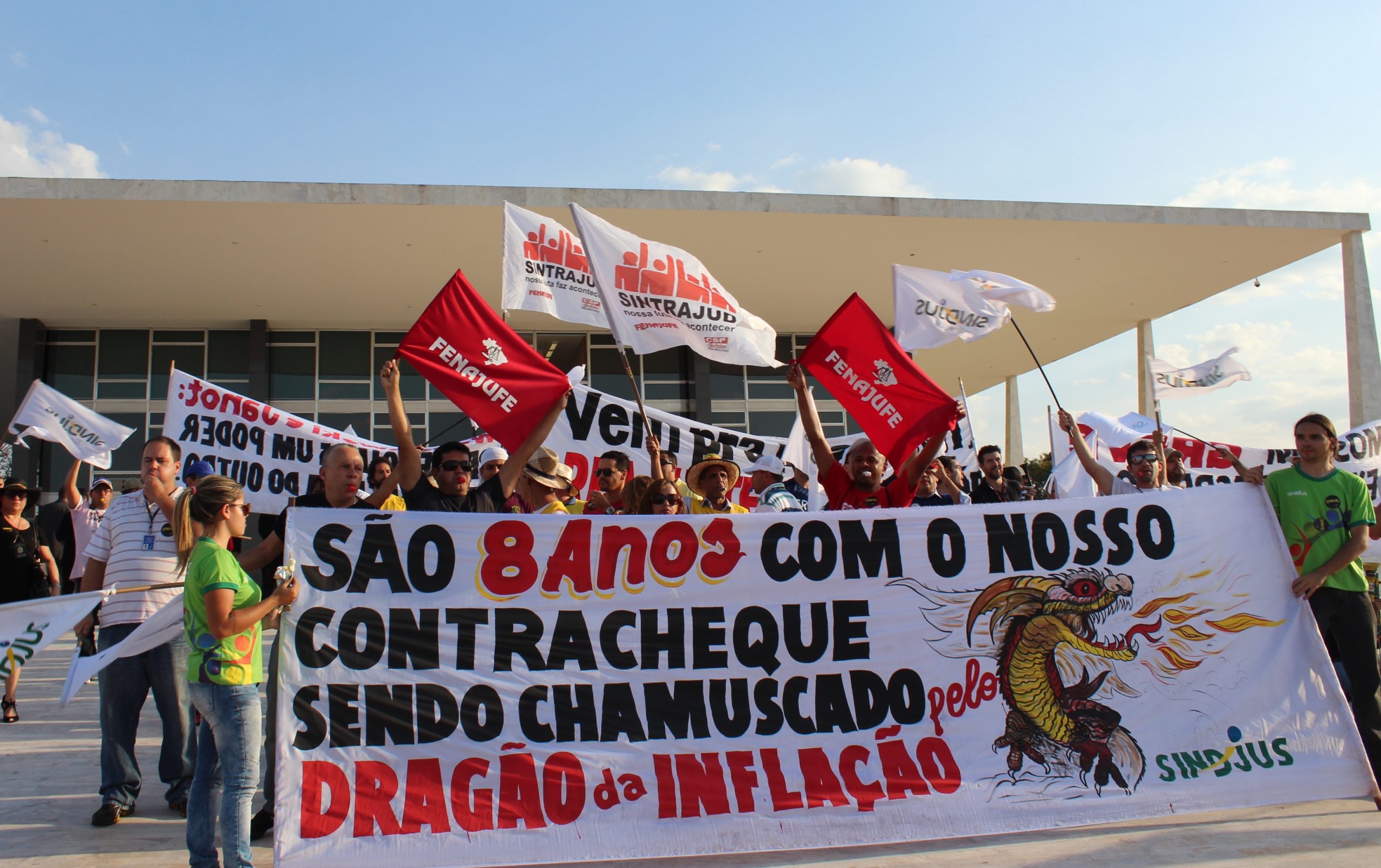 Em vários estados, servidores paralisam as atividades nesta quarta-feira