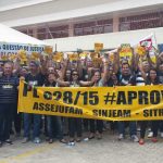 De preto, servidores do Judiciário no AM protestam por reajuste