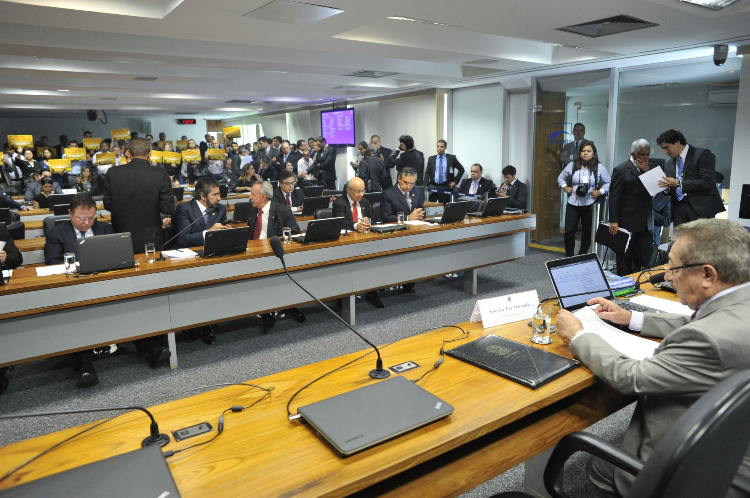 CCJ aprova PLCs 41 e 25/2015 que vão ao plenário do Senado