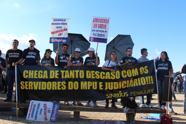 Ato público reuniu mais de 2 mil de servidores às portas do STF
