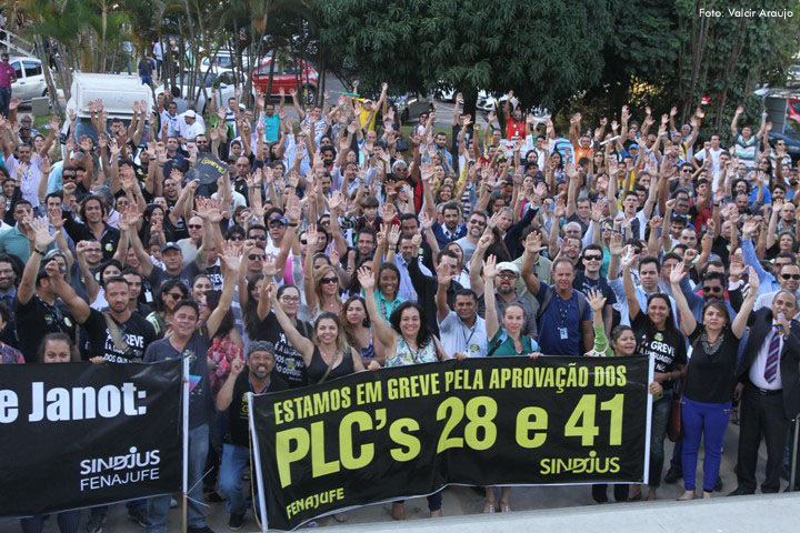 DF: Assembleia-geral aprova continuidade e intensificação da greve