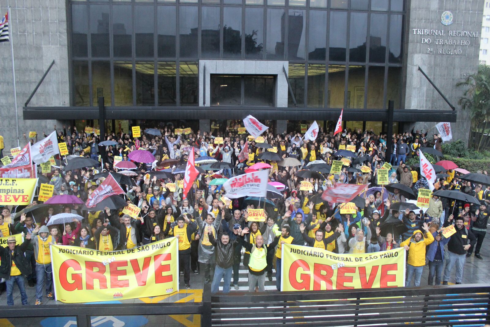 Mais de quatro mil servidores tomam a Paulista