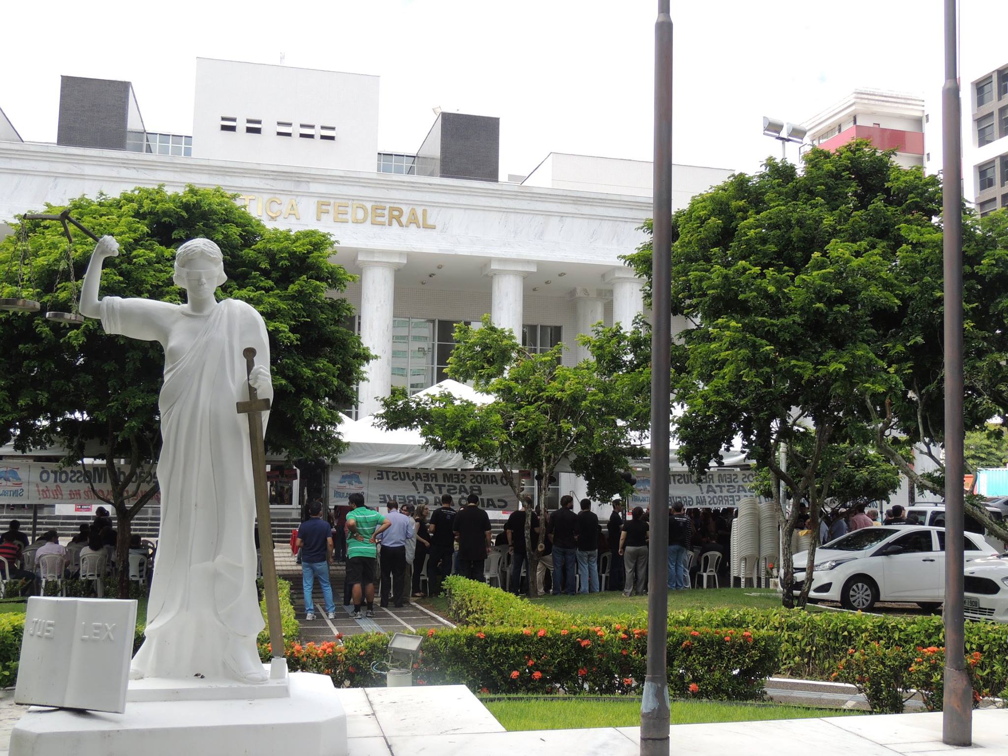 Ato na Justiça Federal mostra força da greve no RN