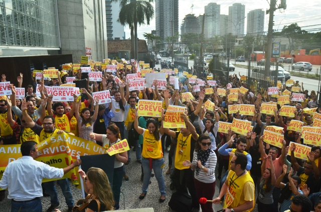Passeata pela aprovação do PLC 28/2015 reúne cerca de mil servidores na Barra Funda