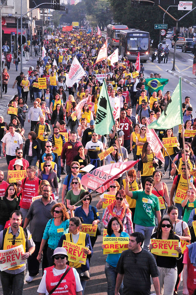 Milhares de servidores lotam a Paulista e exigem a derrubada do veto