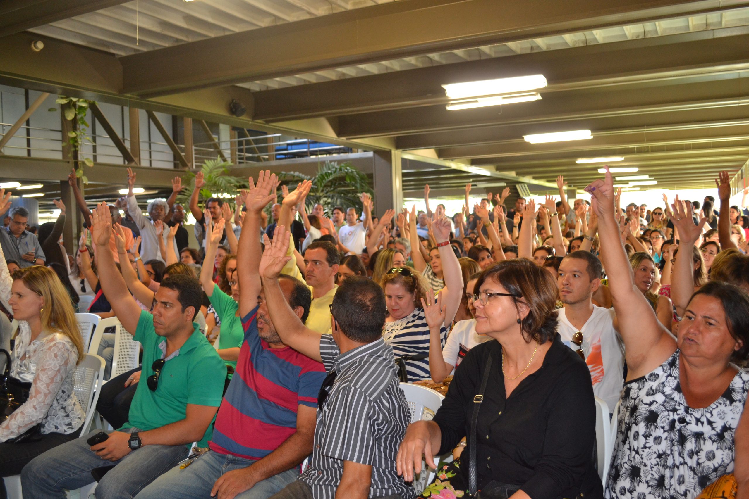 Após veto de Dilma, servidores da Bahia decidem continuar em greve para derrubada do veto