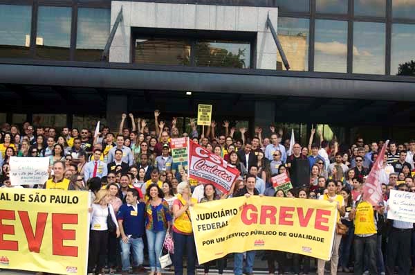 Servidores se unem em frente ao TRT da Consolação pelo PLC 28