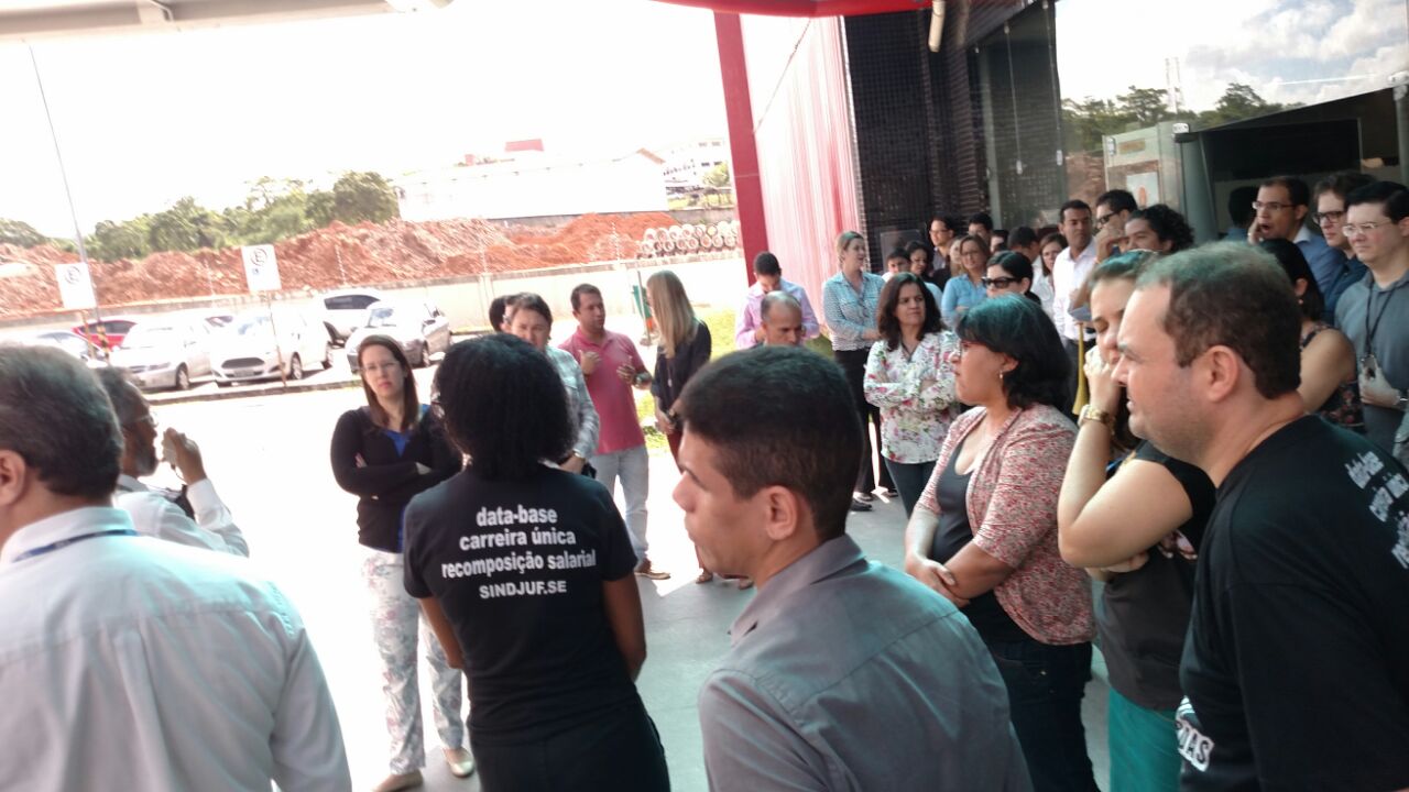 Em Sergipe, parlamentares apoiam o movimento pelo PL 28/15 e servidores realizam paralisações durante o expediente