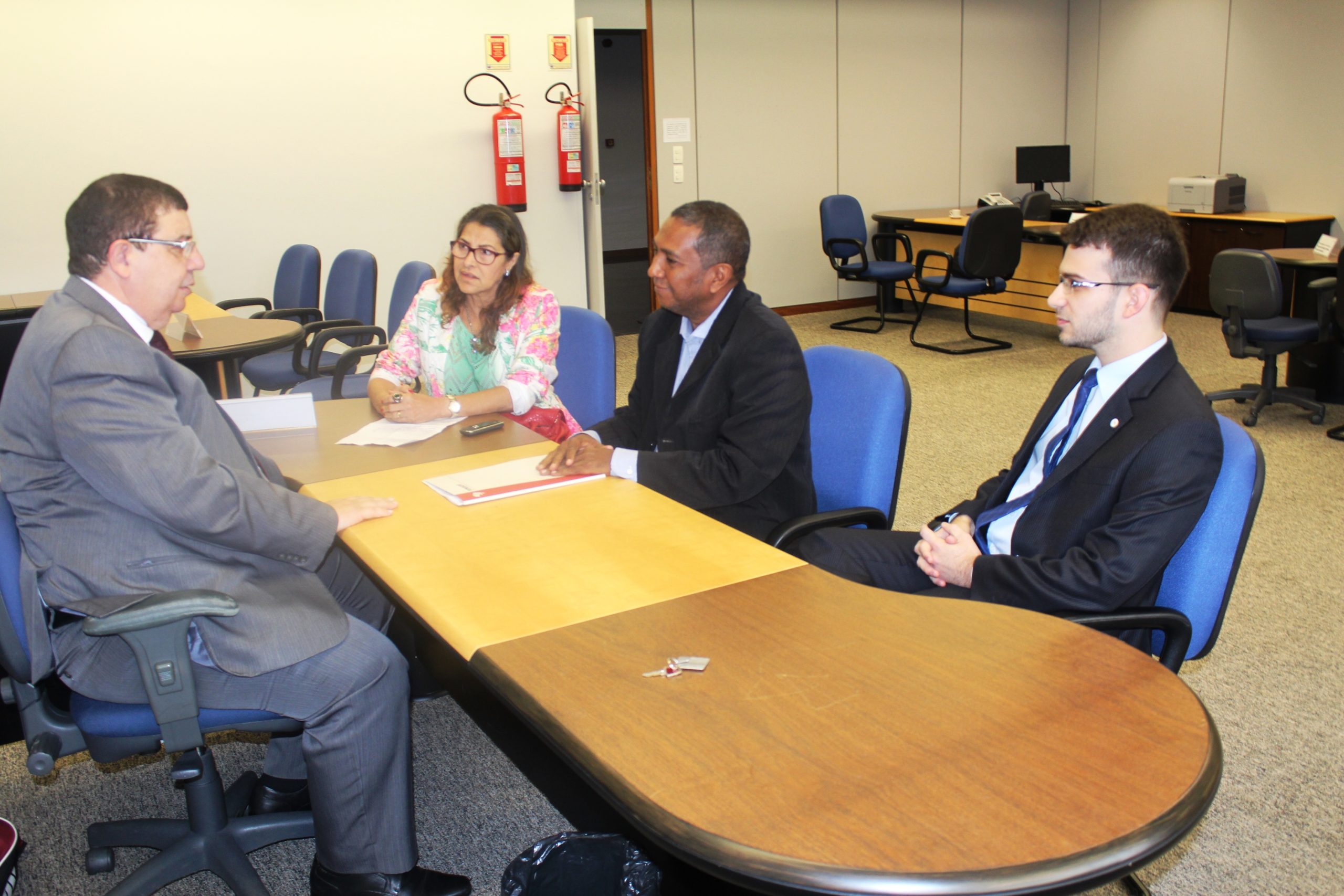 Fenajufe discute reenquadramento de auxiliares com desembargador do CSJT