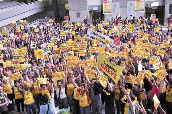 Em assembleia, servidores de São Paulo decidem manter greve pela sanção
