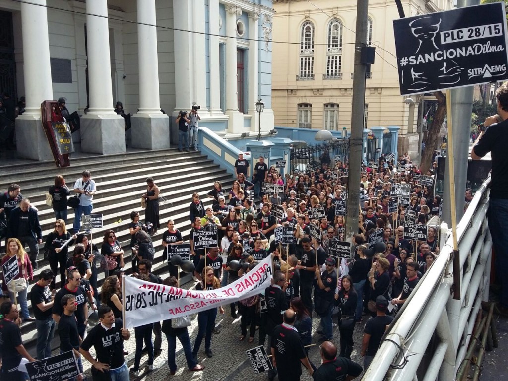 “Continuem na luta pela sanção. Se houver veto, lutem contra o veto”, diz Lewandowski a servidores em MG