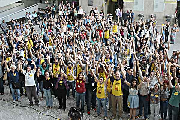 Assembleia em São Paulo decide fortalecer greve com apagões, atos e caravana