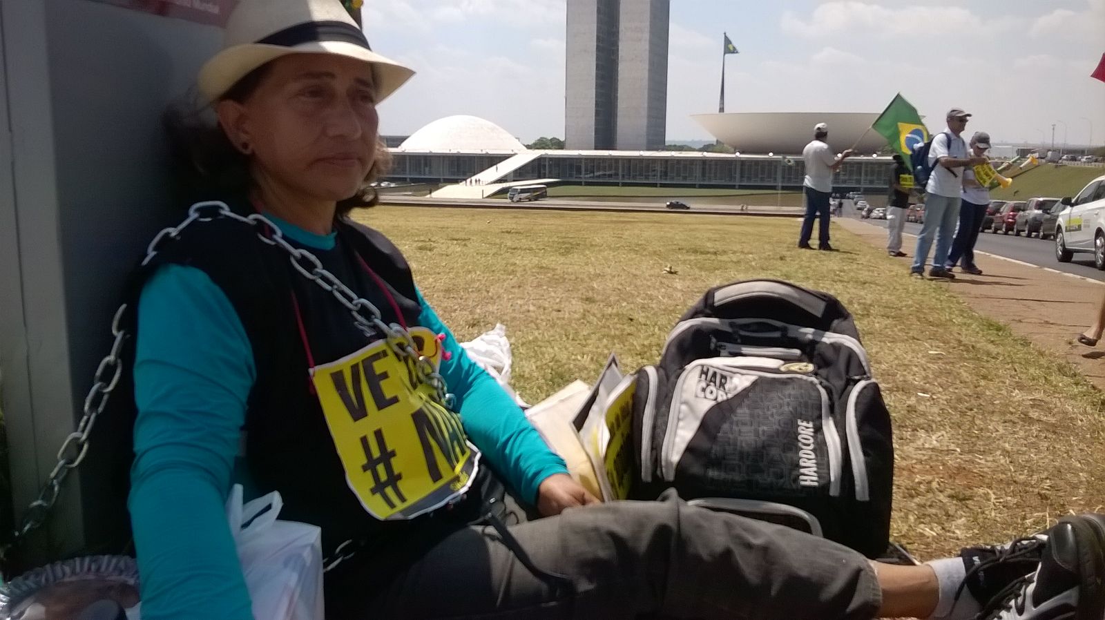 Em protesto, servidora do TRT/AL passa mais de 20 horas acorrentada em Brasília